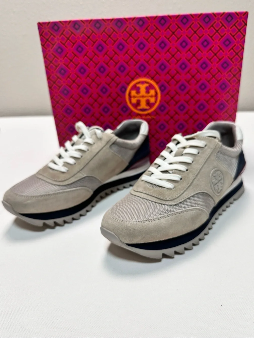 Tory Burch Women’s Sawtooth Logo Sneaker Tennis size 8.5 Leather Suede - Picture 3 of 13